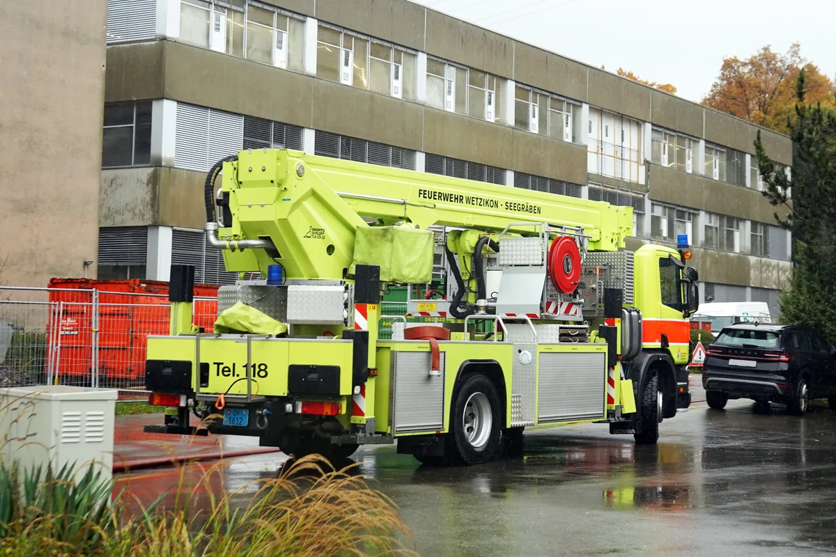 Man sieht Feuerwehrfahrzeuge.